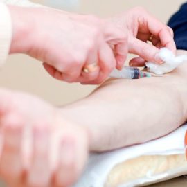 Guida in stato di ebbrezza: è nullo il prelievo del sangue, richiesto dalla P.G, senza l’avviso al conducente della facoltà di farsi assistere da un difensore